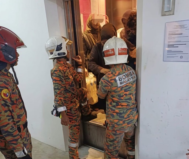 Image from: Enam terperangkap dalam lif, seorang tidak sedarkan diri